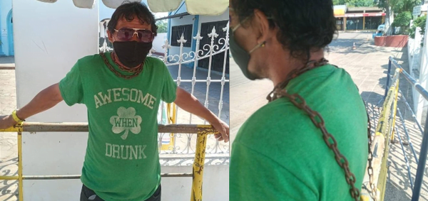 Hombre se encadena frente a Tupãsy Ykua ante cierre del lugar por la festividad mariana - Noticiero Paraguay