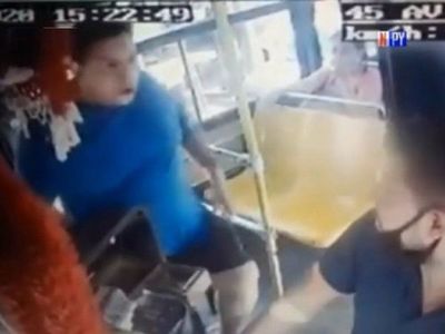 Chofer de colectivo sufre una golpiza por parte de un hombre
