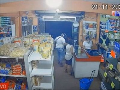 Motochorros llevan G. 4 millones en asalto a una despensa en Ñemby