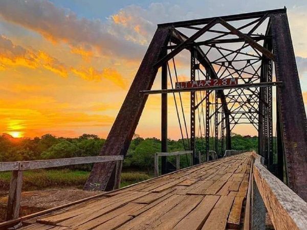 Bomberos salvan histórico puente Fierro Punta que une Yuty con Yegros