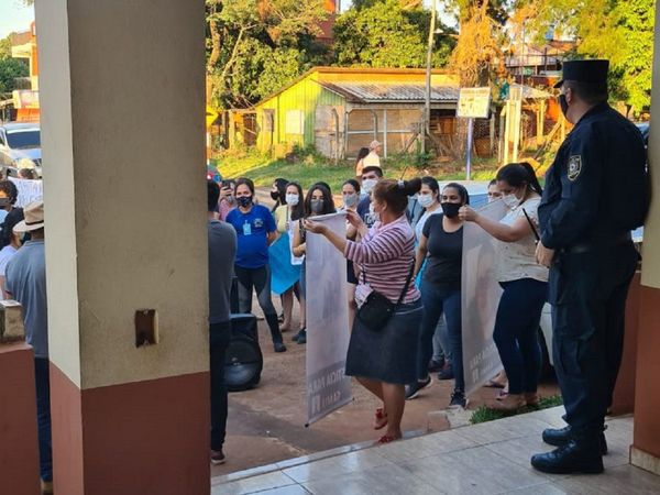 Familiares de niño fallecido se manifestaron frente a Comisaría en CDE