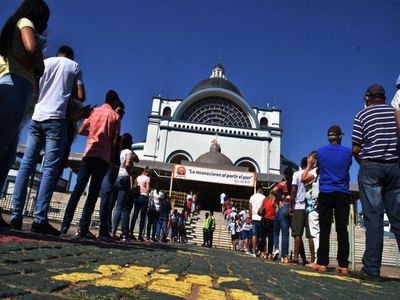 Caacupé: Fieles copan la Basílica a días del inicio del novenario