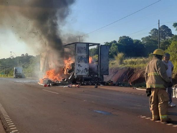 Semirremolque que transportaba juguetes ardió en llamas en Yguazú