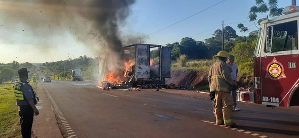 Semirremolque repleto de mercaderías se incendia en plena ruta  - ABC en el Este - ABC Color