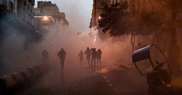 La Nación / La policía dispersa un campamento de migrantes en París con gas lacrimógeno