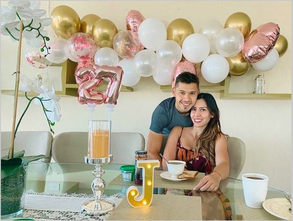 Crónica / (VIDEO) El cumple de la novia de Oscar Romero