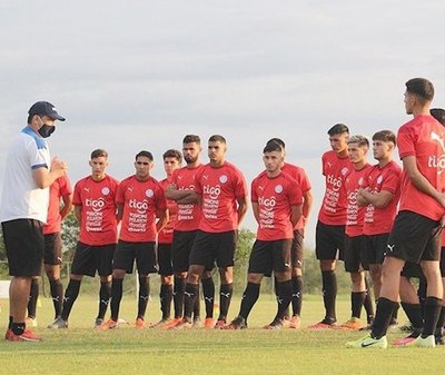 Crónica / La Sub 20 trabaja bajo el mando de Bobadilla