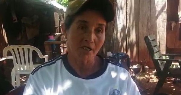 La Nación / Pide a su hijo que se entregue