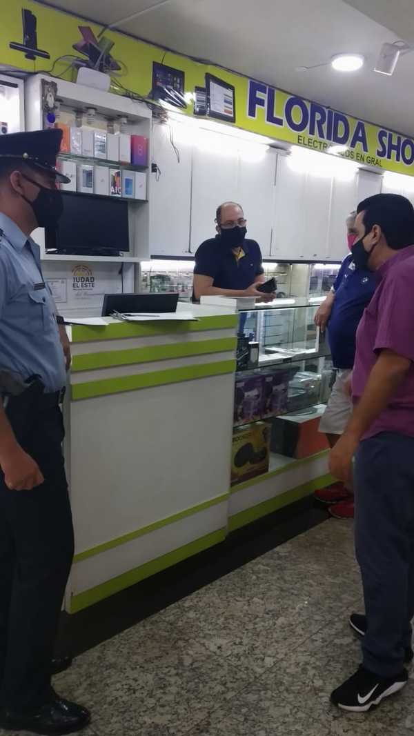 Comerciante quiso estafar a turista y fue denunciado
