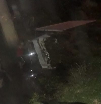 Camión cae a arroyo