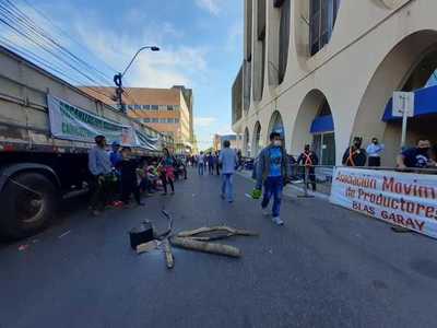 Campesinos se manifiestan en el centro de Asunción exigiendo cumplimiento de acuerdo con Gobierno