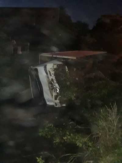 Camión cayó a un arroyo, pero ocupantes solo sufrieron lesiones leves