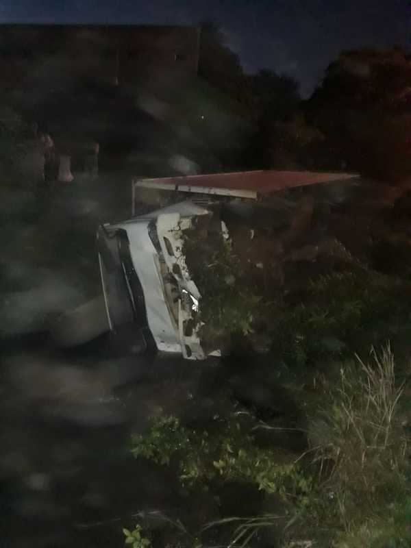 Camión cayó a un arroyo, pero ocupantes solo sufrieron lesiones leves