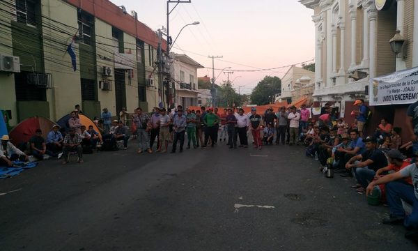 Campesinos vuelven a marchar por Ley de Bonos en el centro de Asunción