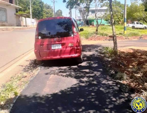 Estacionan autos en ciclovía recién inaugurada •