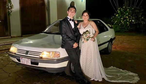 Crónica / (VIDEO) Novia llegó hasta el altar en Papamóvil