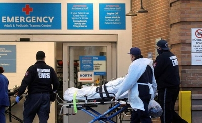 HOY / Hospitalizaciones en EEUU alcanzan nuevo máximo y comienzan a racionar camas