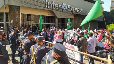 Piqueteros derriban valla de la Policía y bloquean calles del microcentro - Nacionales - ABC Color