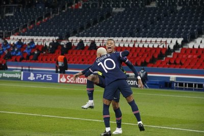Neymar mantiene en la pelea al PSG