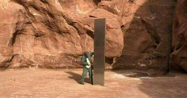 La Nación / Misterioso “obelisco” descubierto en desierto de EEUU