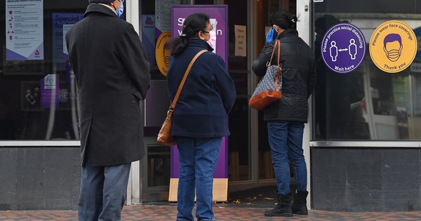 La Nación / Gran Bretaña autoriza reuniones familiares en Navidad con restricciones