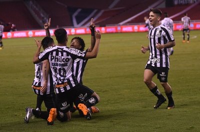 Santos saca ventaja tras ganar a Liga de Quito en la altura
