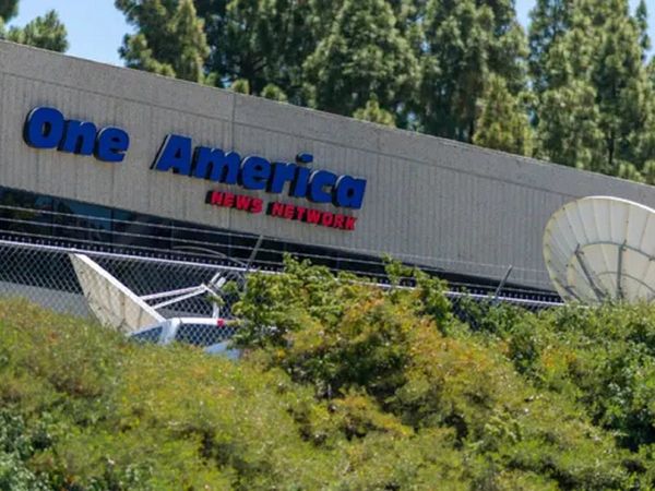 YouTube veta al medio derechista One America News por información falsa