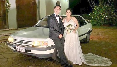 Crónica / ¡Novia llegó hasta el altar en el Papamóvil!
