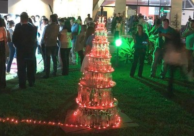 Crónica / Convierten desechos en adornos navideños
