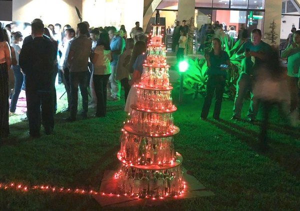 Crónica / Convierten desechos en adornos navideños