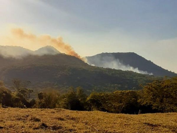 Incendio de grandes proporciones afecta a Cerro León en Guairá