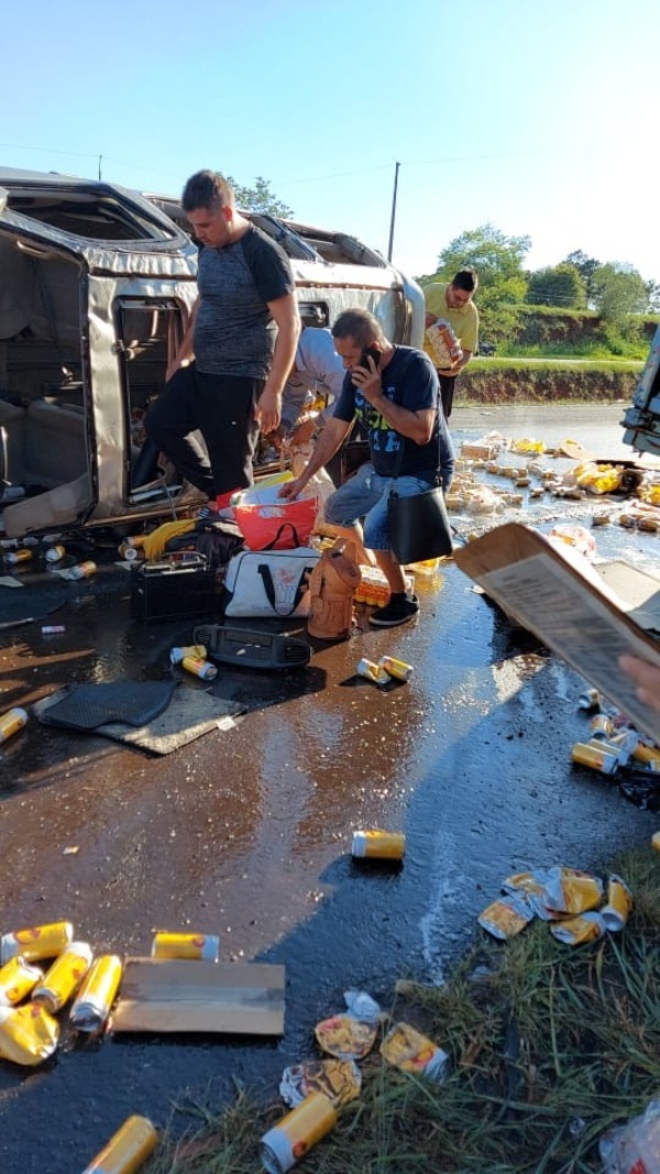 Comisario retirado vuelca su furgoneta repleta con cervezas de contrabando