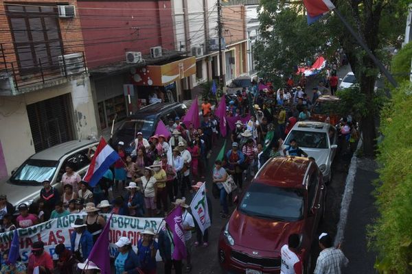 Piqueteros marchan en las calles del microcentro de Asunción  - Nacionales - ABC Color