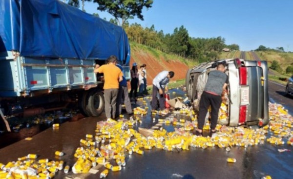 Comisario retirado vuelca con decenas de cajas de cerveza