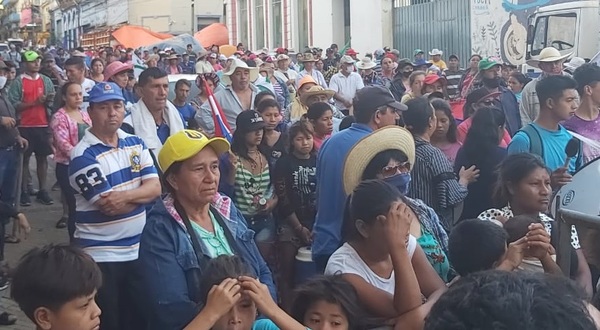 Campesinos marchan y bloquen accesos al microcentro