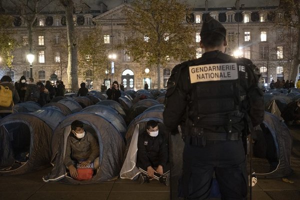 La policía francesa desalojó a la fuerza un campamento de migrantes en París » Ñanduti