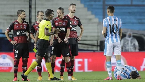 Mucho VAR y goles anulados, Racing de Matías Rojas iguala con Flamengo