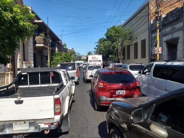 Caos vehicular por movilización de campesinos en Asunción