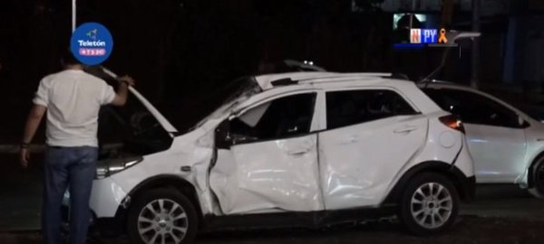 Bus choca contra automóvil y lo arrastra por metros | Noticias Paraguay