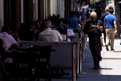 Los Ángeles prohibió a los restaurantes tener servicio de comedor tras el aumento de contagios de COVID » Ñanduti