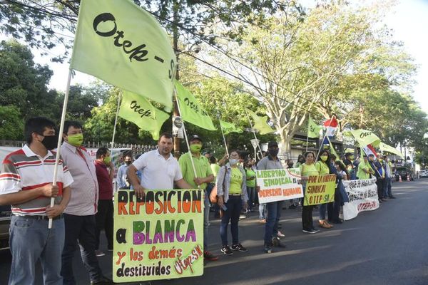 Docentes protestan en Asunción exigiendo “presupuesto especial” para educación - Nacionales - ABC Color