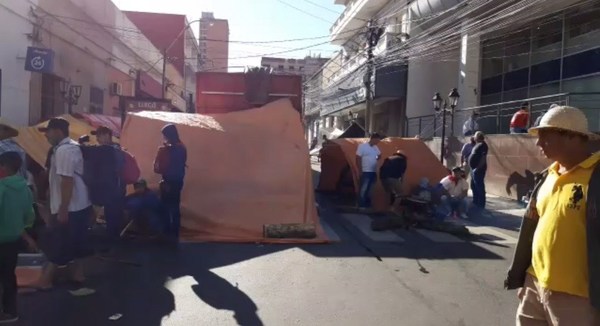 Piqueteros ubicados en el centro de Asunción solicitan USD 30 millones entre transferencias directas e insumos para levantar cortes de calles