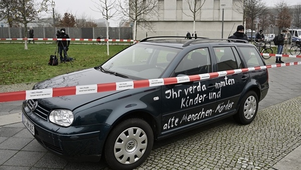 Un hombre estrelló un auto contra la sede de la Jefatura de Gobierno, en Berlín | .::Agencia IP::.
