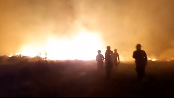Focos de incendios en Ayolas, arduo trabajo de bomberos