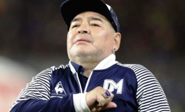 El fútbol está de luto: Murió Diego Maradona •