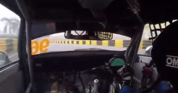 El angustioso momento en que un piloto de GP queda con el volante en la mano - C9N