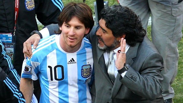 El día que Maradona tocó a Messi con su 'mano de Dios'