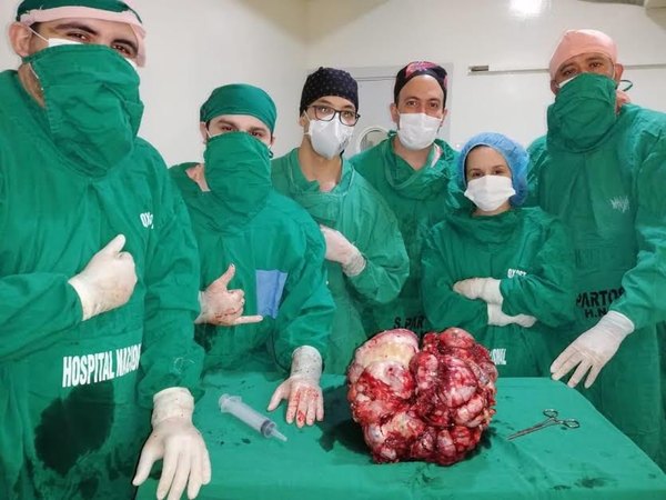 Crónica / ¡Le sacaron tumor de 15 kilos a una doña!