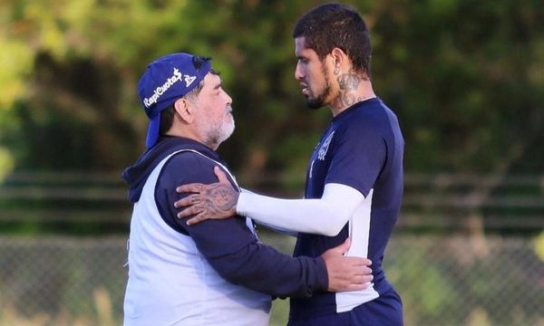 Víctor Ayala y su homenaje a Maradona con un último abrazo
