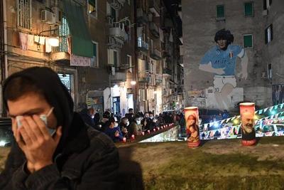 Nápoles despide a su ídolo y el alcalde pide renombrar el estadio del club